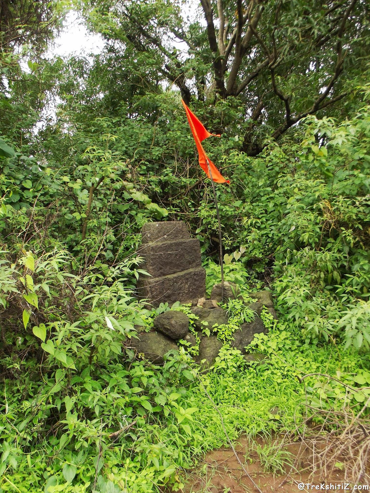 samadhi at Khairgaon, base of Mordhan Fort