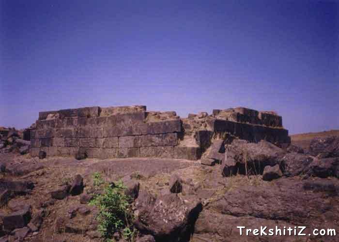 Tringalwadi - Vada on fort
