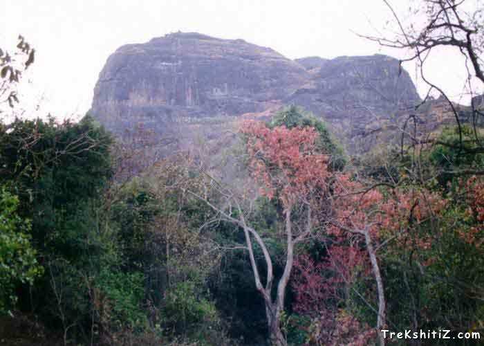 Manikgad from its route