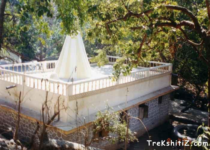 Samadhi of Krishnadas Maharaj on the way of Sagargad.
