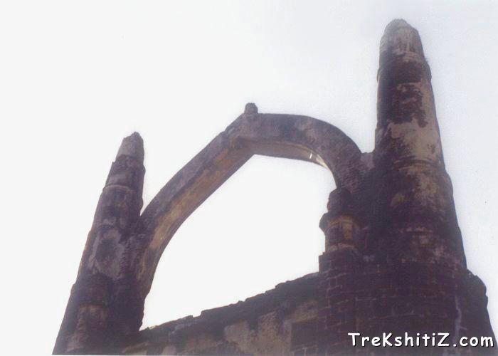 Kamani Masjid - A monument built with artistic approach. Urdu Inscription are found here