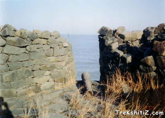 Cannons in ramparts of Underi Fort.